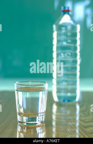 Bicchiere di acqua dalla bottiglia di plastica, close-up Foto Stock