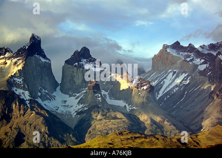 Cuernos del Paine, parte del gruppo di montagna nel Parco Nazionale di Torres del Paine. Foto Stock