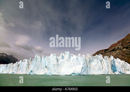 Ampio angolo di vista frontale del ghiacciaio Viedma con il lago Viedma in primo piano. Foto Stock