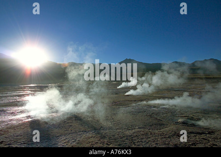 Sunrise al geyser - come il sole diventa tanto maggiore quanto più potente è il geyser diventare presso El Tatio Geyser Campo in Cile. Foto Stock