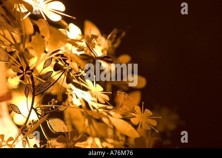 Close up metallo ghirlanda fiorita Decorazione lampada progettata da Tord Boontje su di una lampadina con una lampadina a filamento spiralato Foto Stock