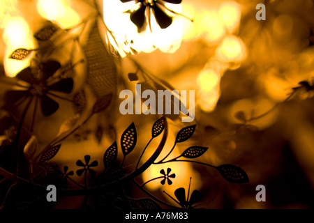 Close up metallo ghirlanda fiorita Decorazione lampada progettata da Tord Boontje su di una lampadina con una lampadina a filamento spiralato Foto Stock