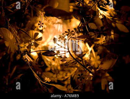 Close up metallo ghirlanda fiorita Decorazione lampada progettata da Tord Boontje su di una lampadina con una lampadina a filamento spiralato Foto Stock