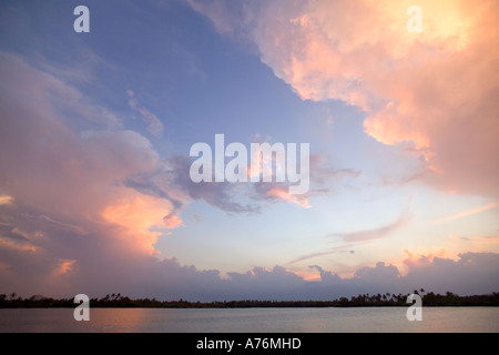 Vivido Arancione Rosa tramonto sul fiume Sal in Goa, India. Foto Stock