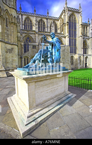 York Minster una statua dell'imperatore romano Costantino il grande annuncio 274-337, proclamato imperatore a York in AD306 Foto Stock