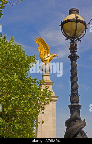 'Royal Air Force Memorial' con il suo 'golden eagle" ^simbolo - 'Victoria non Embankme, Londra Foto Stock