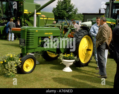 Vintage trattore John Deere sul display a spettacolo agricolo nel Lincolnshire Inghilterra Foto Stock