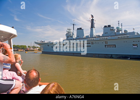 Aeromobile Carier HMS Invincible ormeggiato sul Tamigi Foto Stock