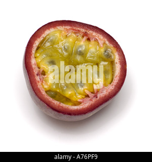 Un trito di mezza tropical il frutto della passione su sfondo bianco Foto Stock