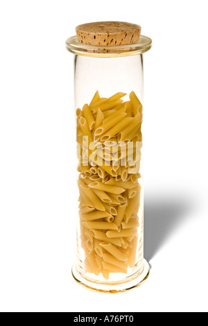 La pasta in alto il vasetto di vetro con tappo in sughero naturale alto su sfondo bianco Foto Stock
