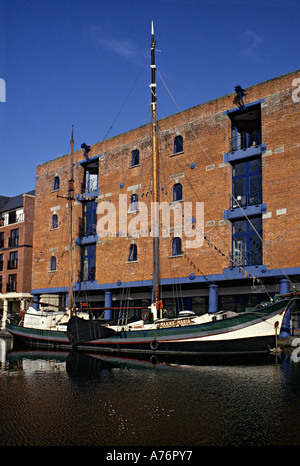 Vecchio tradizionale barca a vela ormeggiata su Atlantic Wharf di fronte al deposito per la Baia di Cardiff Cardiff Wales UK Foto Stock