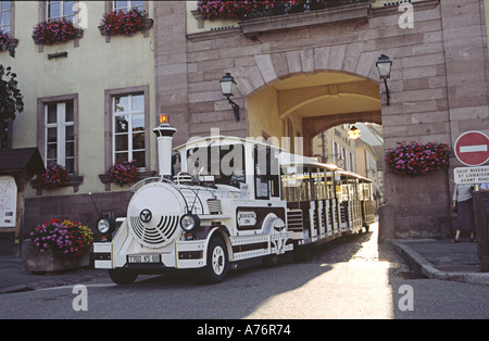 Touring treno nella città medievale di Riquewihr Alsace Francia Foto Stock