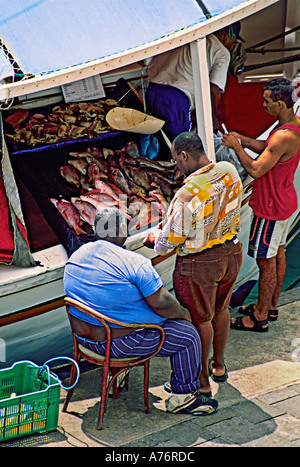 La vendita di pesce dal venezuelano i pescatori che provengono dalle barche al mercato di Willemstad Foto Stock