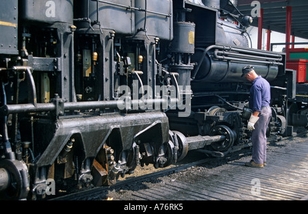 Ingegnere di cuscinetti di lubrificazione sulla locomotiva a vapore Cass Scenic Railroad membro Park West Virginia STATI UNITI D'AMERICA Foto Stock