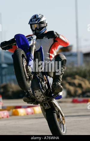 Il pilota di motocross impennare la sua moto al motociclo e Karting dimostrazione Titanic Quarter Belfast Irlanda del Nord Foto Stock