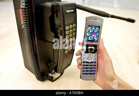 La storia dei telefoni cellulari visualizzati con un vecchio modello degli anni ottanta e un 3G di Vodafone. Foto Stock