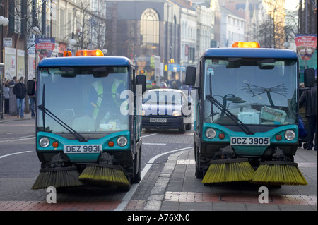 Due macchine spazzatrici stradali in Royal Avenue durante lo shopping natalizio a Belfast per la Vigilia di Natale Irlanda del Nord Foto Stock