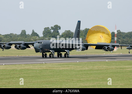 Il USAF B 52H terre con paracadute assistere sulla pista di RIAT 2005 RAF Fairford Gloucestershire England Regno Unito Foto Stock