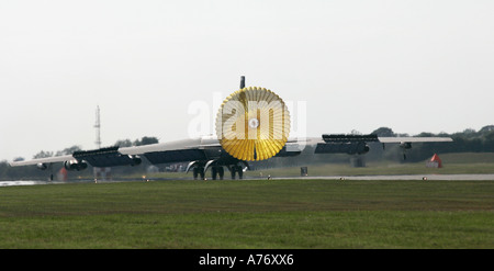 Il USAF B 52H terre con paracadute assistere sulla pista di RIAT 2005 RAF Fairford Gloucestershire England Regno Unito Foto Stock