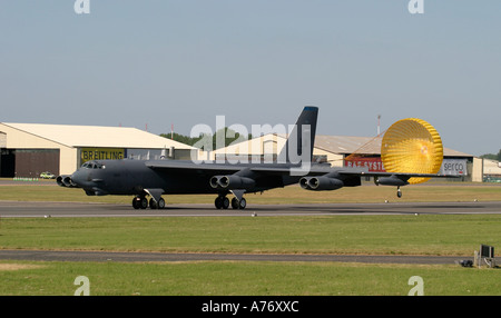 Il USAF B 52H terre con paracadute assistere sulla pista di RIAT 2005 RAF Fairford Gloucestershire England Regno Unito Foto Stock