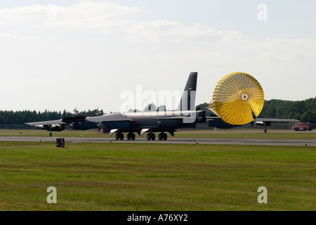 Il USAF B 52H terre con paracadute assistere sulla pista di RIAT 2005 RAF Fairford Gloucestershire England Regno Unito Foto Stock