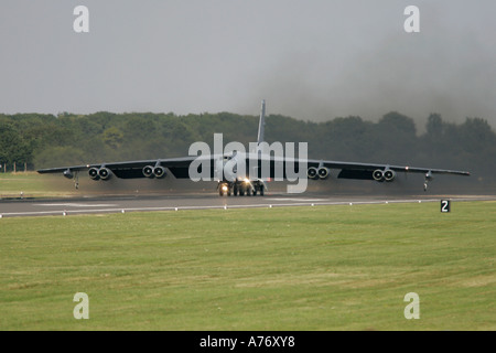 Il USAF B 52H prende il largo sulla pista di RIAT 2005 RAF Fairford Gloucestershire England Regno Unito Foto Stock