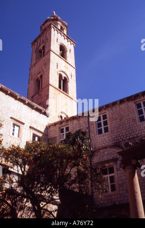 Croazia Dubrovnik Città Vecchia il monastero domenicano cortile interno e la Torre Campanaria Foto Stock