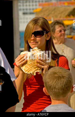 Cozumel Messico San Miguel Town turisti ragazza imparare a soffiare conchiglia avvisatore acustico Foto Stock