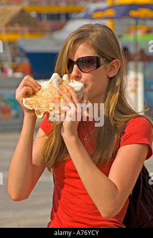 Cozumel Messico San Miguel Town girl imparare a soffiare conchiglia avvisatore acustico Foto Stock