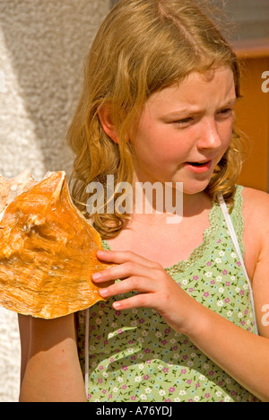 Cozumel Messico San Miguel Town girl imparare a soffiare conchiglia avvisatore acustico Foto Stock