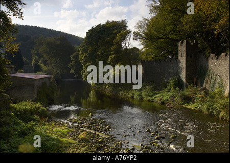 Glenarm fiume che attraversa il villaggio Glenarm County Antrim Irlanda del Nord Foto Stock