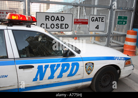 Nypd auto della polizia entrata bloccaggio al WTC Building site. Manhattan, New York City, Stati Uniti d'America Foto Stock