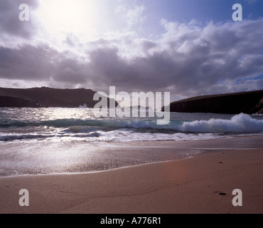 Tempesta atlantica meteo schiantarsi su Europe più westerly beach, oceano onde soddisfare finalmente la terra e finire sulla costa irlandese, Foto Stock