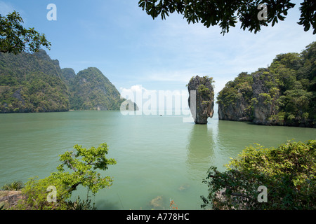 Il promontorio roccioso di Ko Tapu sull isola di James Bond, Ao Phang Nga National Park, Phang Nga, Thailandia Foto Stock