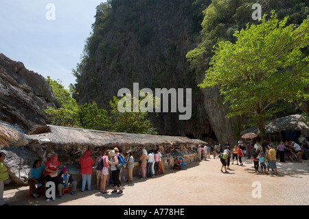 Bancarelle che vendono souvenir sull isola di James Bond, Ao Phang Nga National Park, Phang Nga, Thailandia Foto Stock