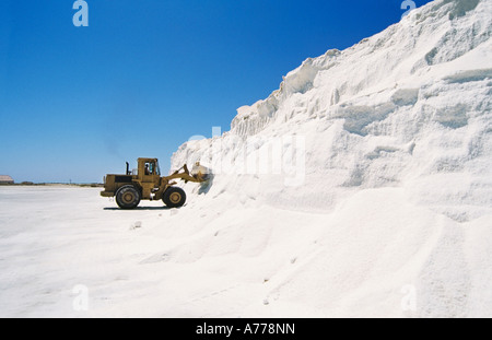 Carrello di scavo avanzando nella parete di neve Foto Stock