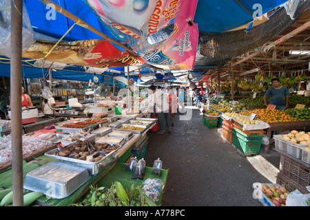 Delle bancarelle che vendono la verdura in Phuket Citta Vecchia, Phuket, Tailandia Foto Stock