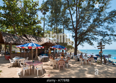 Il ristorante sul fronte spiaggia su Ya Noi Beach, Nai Harn, Phuket, Tailandia Foto Stock