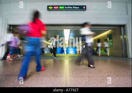 L'ingresso al Raffles Place Mass Rapid Transit (MRT) stazione di Singapore Foto Stock