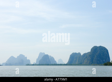 Longtail gita in barca per l'Isola di James Bond, Ao Phang Nga National Park, Phang Nga, Thailandia Foto Stock