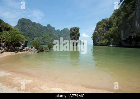 La spiaggia e il promontorio roccioso di Ko Tapu sull isola di James Bond, Ao Phang Nga National Park, Phang Nga, Thailandia Foto Stock