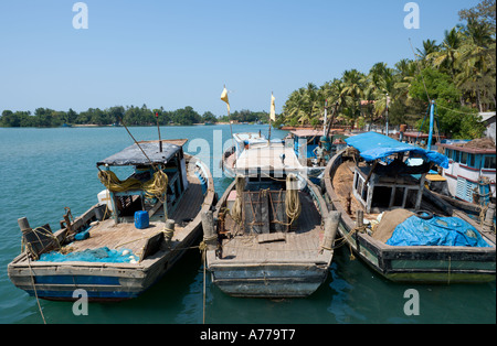 Barche da pesca sul fiume Sal nel tradizionale villaggio di pescatori di Betul, a sud di Goa, India Foto Stock