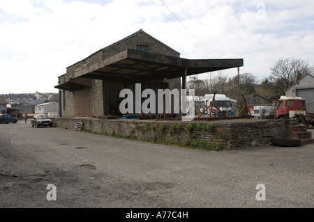 I resti dell'ex Cardigan stazione ferroviaria a lungo in disuso ed smantellato ed ora adibito a magazzino, Wales UK Foto Stock