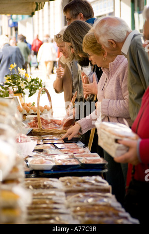 Gli amanti dello shopping acquisto fresche biologiche locali di carne, uova e altri cibi a Aberystwyth Farmers Market, Galles Ceredigion REGNO UNITO Foto Stock