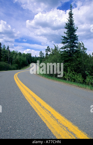 PAVED HIGHWAY IN NORTHERN MINNESOTA. JUNE. Foto Stock