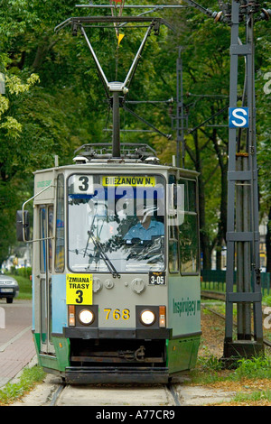 Una stretta vista frontale di uno stile vecchio tram per le strade di Cracovia in Polonia. Foto Stock