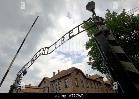 L'originale porta d ingresso e una barriera di Auschwitz 1 campo di concentramento in Polonia - Arbeit macht frei - lavoro porta libertà !! Foto Stock