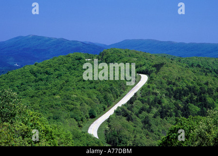 Avvolgimento TALIMENA SCENIC drive through OUACHITA National Forest Scenic Byway, EASTERN Oklahoma. La fine dell'estate. Foto Stock