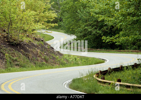 Avvolgimento TALIMENA SCENIC drive through OUACHITA National Forest Scenic Byway, WESTERN ARKANSAS. La fine dell'estate. Foto Stock