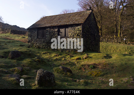 Old Stone cottage costruito presso il ponte Ashness Derwent Water Foto Stock